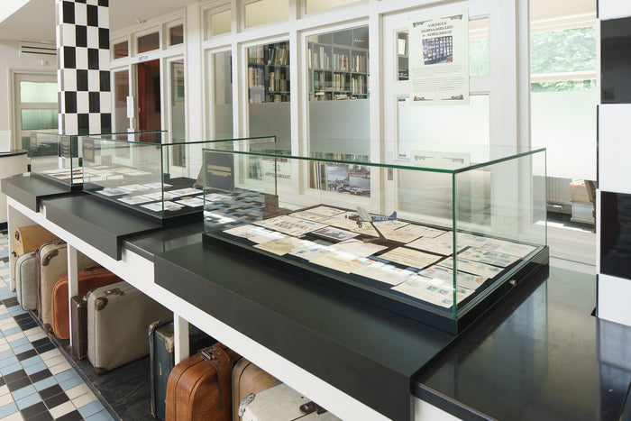 Themed Displays: Using Displays to Tell a Story in a Cafe - Display Cabinets Direct