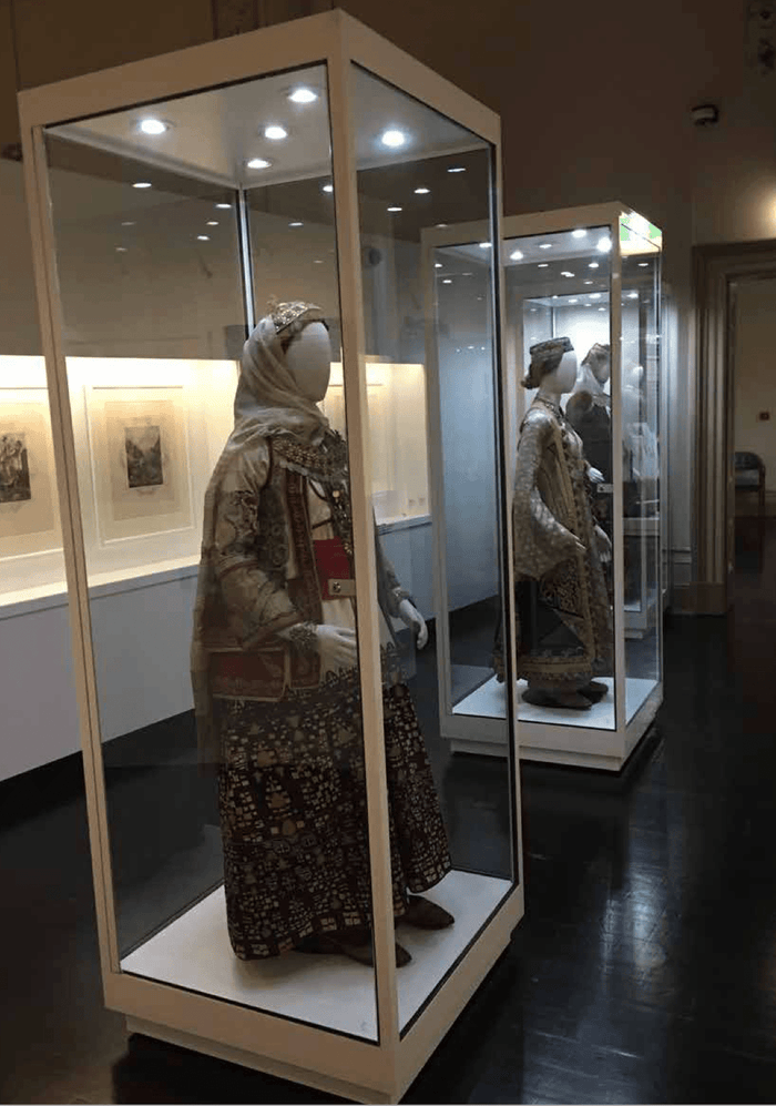 Cabinet styles for Mannequins - Display Cabinets Direct